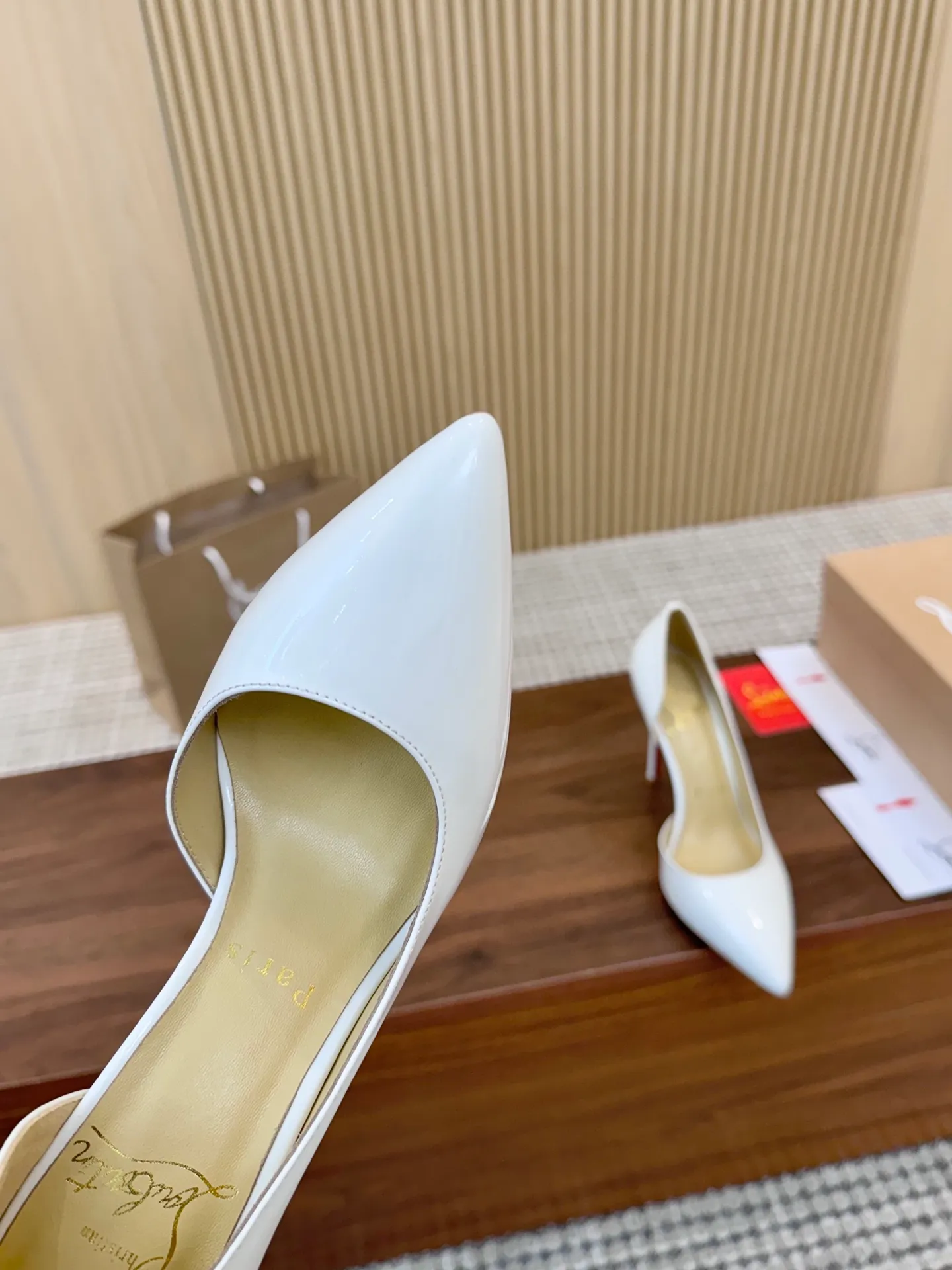 💕💕Factory direct selling price p440💕💕 Genuine leather sole +40 shipped all year round💝Christian Louboutin CL👠 "Imported cow patent leather💎Side hollow series" noble and luxurious, real blingbling👟👟 real materials, all customized by the pattern maker, and the materials are made of original customized materials to achieve the taste of the original 5 color options💍 Upper: Imported 👉cow patent leather💪 Lining: Sheepskin foot pad/lining Size: 34-40.41.42 Heel height: two options: 10.5cm and 8.5cm
